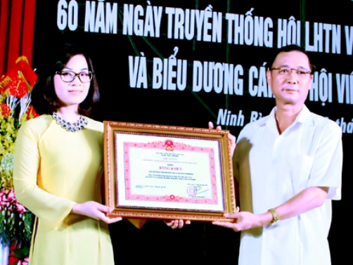 Tại lễ kỷ niệm, thừa ủy quyền của Thủ tướng Chính phủ, đồng chí Phó Bí thư Thường trực Tỉnh ủy đã trao Bằng khen cho Hội LHTN Việt Nam tỉnh