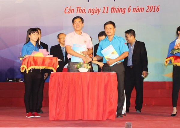 Ký kết biên bản thỏa thuận hợp tác toàn diện giữa Hội LHTN Việt Nam thành phố Cần Thơ với Hội LHTN Công ty Cổ phần C.P Việt Nam.