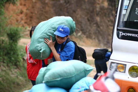  Đội tình nguyện Sông Mã mang quần áo, sách vở cho người dân Suối Lèo