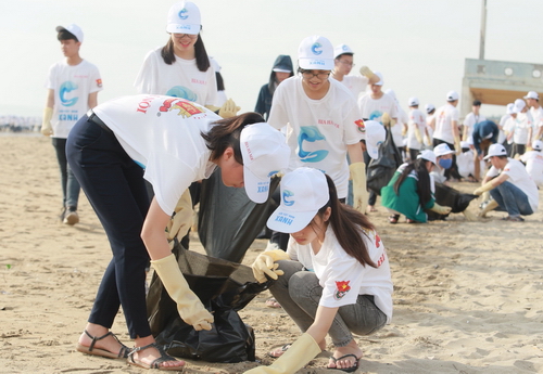 ĐVTN tham gia nhặt rác, dọn dẹp vệ sinh bờ biển