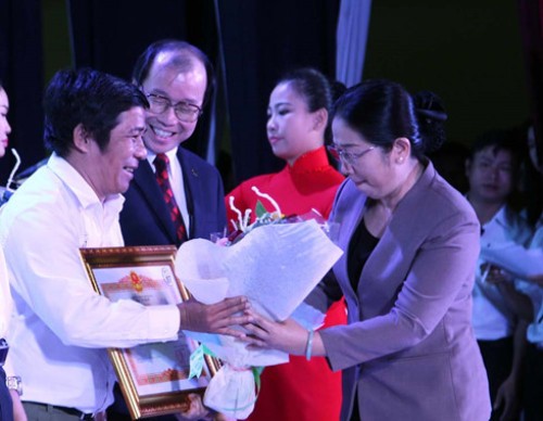 Phó bí thư Thành ủy TP.HCM Võ Thị Dung trao bằng khen của Thủ tướng Chính phủ cho anh Võ Ba, Trưởng ban Thanh Niên-Giáo dục