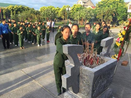 Các “Chiến sỹ nhí” tham gia dâng hương tại Khu lưu niệm Bác Hồ, thành phố Hà Tĩnh trước Lễ xuất quân