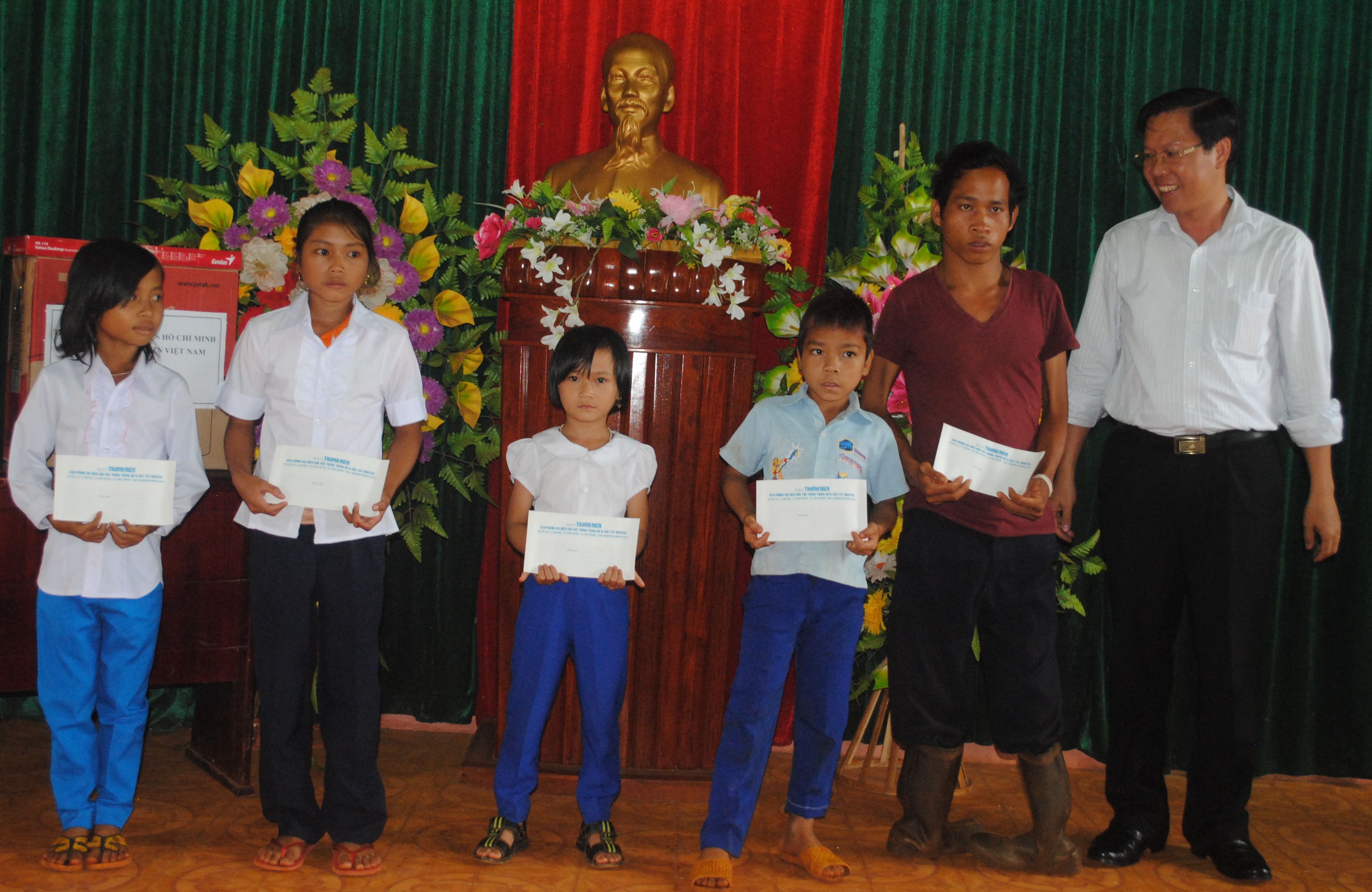 Đồng chí Phan Văn Mãi trao 5 suất học bổng cho 5 em thiếu nhi nghèo xã Ia Chía huyện Ia Grai - ảnh Đăng Mỹ