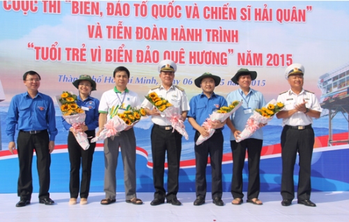 Anh Đặng Quốc Toàn, Bí thư Trung ương Đoàn và Chuẩn Đô đốc Lê Minh Thành tặng hoa tiễn đoàn Hành trình.