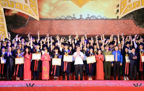 100 100  sinh viên tiêu biểu, xuất sắc được lựa chọn trong hàng vạn sinh viên tốt nghiệp năm 2016