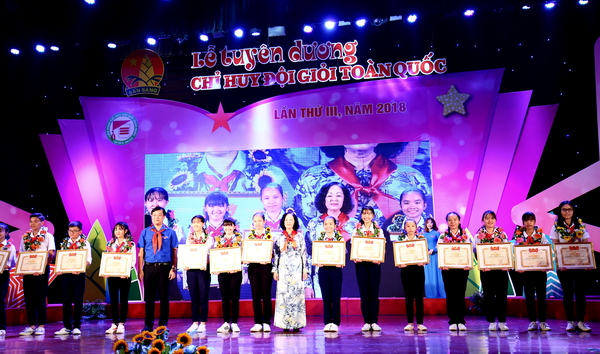 Đồng chí Trương Thị Mai - Trưởng Ban Dân vận Trung ương và đồng chí Lê Quốc Phong - Bí thư thứ nhất Trung ương Đoàn chúc mừng các Chỉ huy Đội có thành tích tốt nhất tại Liên hoan