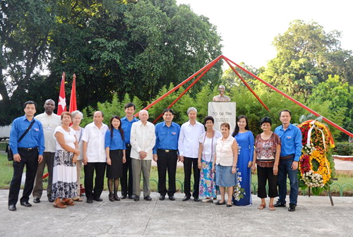 Anh Nguyễn Đắc Vinh, đại sứ Dương Minh và người dân Cuba tại lê dâng hoa tượng đài Hồ Chí Minh