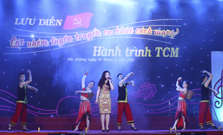 Ca sỹ Dương Hoàng Yến cùng nhóm múa New Star với ca khúc Cô gái vót chông