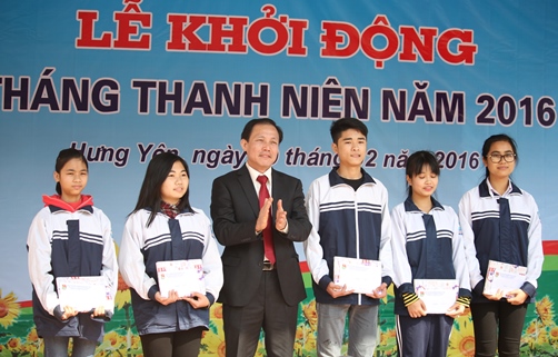 Dịp này, BTV Tỉnh đoàn Hưng Yên đã trao tặng 05 suất học bổng cho 05 em học sinh có hoàn cảnh khó khăn vươn lên đạt thành tích cao trong học tập, rèn luyện tốt.