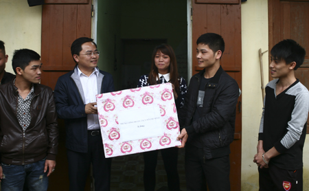 Đồng chí Nguyễn Anh Tuấn, Bí thư Trung ương Đoàn, thăm hỏi tặng quà cho thanh niên công nhân tại khu nhà trọ