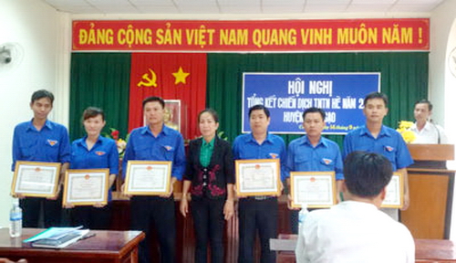 Anh Nguyễn Hoàng Quân (thứ 3 bên trái qua)