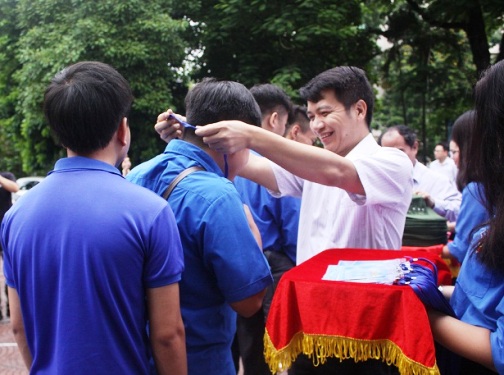Đồng chí Nguyễn Ngọc Lương, Bí thư Ban Chấp hành Trung ương Đoàn trao thẻ tình nguyện cho các thành viên đoàn công tác tuổi trẻ Thủ đô tại Lào năm 2017