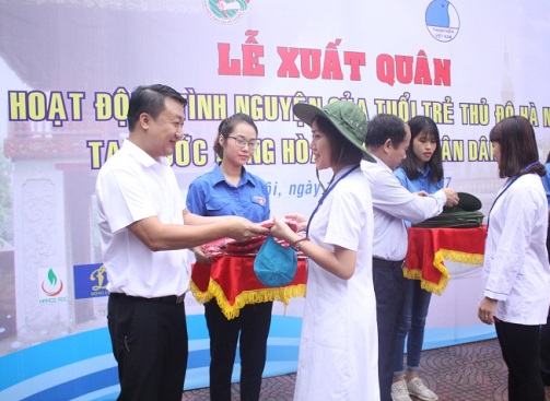 Đồng chí Nguyễn Khánh Bình, UVBCH Trung ương Đoàn, Phó Bí thư thường trực Thành đoàn, Chủ tịch Hội đồng Đội TP Hà Nội trao áo tình nguyện cho các thành viên tham gia đoàn công tác tại Lào 2017