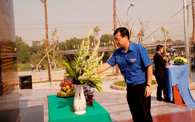 Bí thư thứ nhất Trung ương Đoàn Lê Quốc Phong dâng hương tưởng niệm tại Công viên văn hóa Võ Văn Kiệt