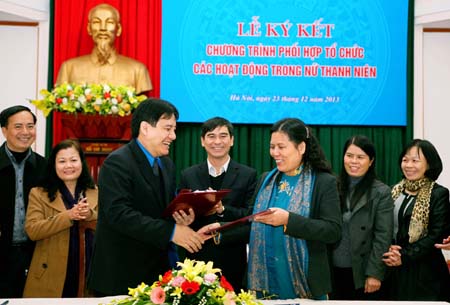 Lãnh đạo T.Ư Đoàn và T.Ư Hội phụ nữ Việt Nam ký kết chương trình