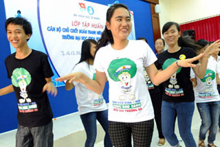 Cán bộ Đoàn thanh niên - Hội sinh viên ĐH Khoa học tự nhiên ĐHQG TP.HCM mặc áo thun có thông điệp “Mang rau xanh đến với Trường Sa” từ chương trình bán áo gây quỹ của Đoàn trường 