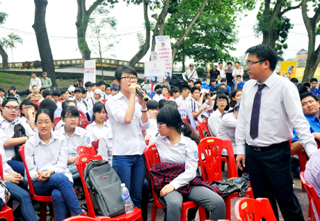 Các em học sinh lớp 12 THPT trên địa bàn huyện Đông Triều đặt các câu hỏi trực tiếp cho Ban Tổ chức trong Ngày hội Tư vấn mùa thi và định hướng nghề nghiệp năm 2015.