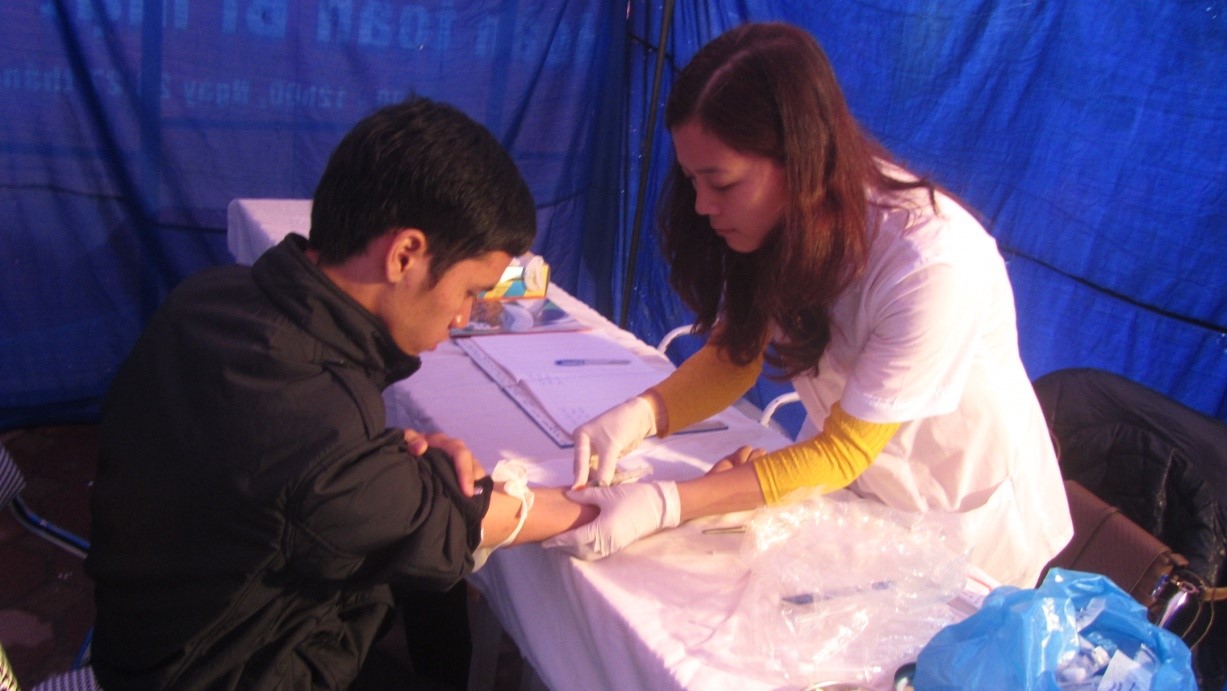 Web.ĐTN: Trong hai ngày 26 và 27/11, Trung tâm Hỗ trợ và Phát triển Sinh viên Việt Nam phối hợp cùng CLB Sinh viên Tuyên Truyền PC TNXH & HIV/AIDS - trực thuộc Hội Sinh viên trường Đại học Kinh tế Quốc dân tổ chức xét nghiệm máu miễn phí cho các bạn sinh viên. 