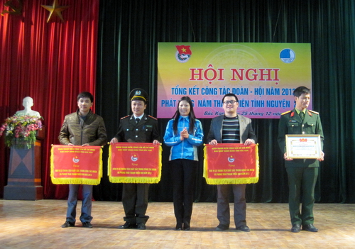 Đồng chí Đỗ Thị Hiền, UV BCH Trung ương Đoàn, Bí thư Tỉnh đoàn tặng cờ, Bằng khen cho các đơn vị có thành tích xuất sắc trong công tác Đoàn và phong trào thanh thiếu nhi năm 2013.