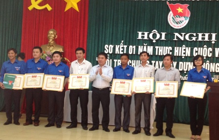 Đ/c Nguyễn Mạnh Dũng, Bí thư Trung ương Đoàn tặng bằng khen cho các đơn vị có thành tích xuất sắc tại Hội nghị