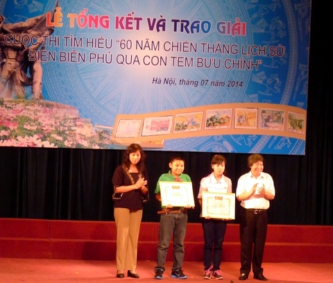 Ban tổ chức trao giải cho hai em Phạm Thanh Huyền và Nguyễn Nhật Huy đạt giải Nhất cuộc thi.