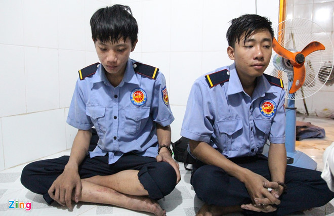 Chân tay của 2 nhân viên bảo vệ vẫn còn lem luốc sau vụ cháy. An và Sang đau buồn khi biết tin người đồng nghiệp đã chết khi cứu người. Ảnh: Phan Nhơn.