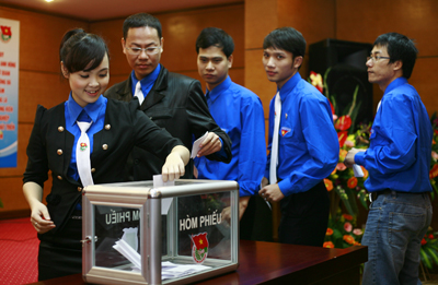 Các đại biểu bỏ phiếu bầu trực tiếp Bí thư tại Đại hội