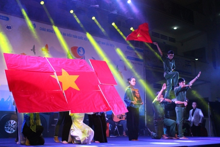Ca khúc Lá cờ  với hình ảnh Đại tướng Võ Nguyên Giáp đạt giải nhất đêm diễn