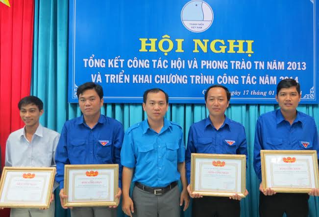 Anh Nguyễn Chí Công – Phó Bí thư Tỉnh đoàn – Chủ tịch Hội LHTN Việt Nam tỉnh Cà Mau trao giấy khen cho các cá nhân