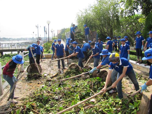  ĐVTN quận Ninh Kiều tổ chức các hoạt động vệ sinh môi trường hưởng ứng Năm thanh niên tình nguyện.