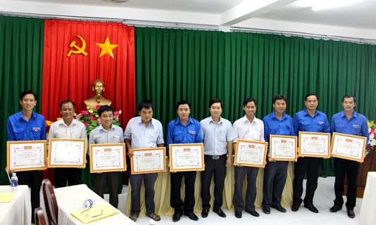 Đồng chí Trần Hải Long, Phó Bí thư Thành Đoàn, Chủ tịch Hội Đồng Đội thành phố Cần Thơ trao Bằng khen cho các tập thể.