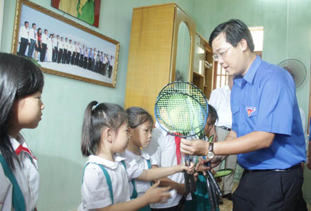 Cũng tại hành trình, hưởng ứng tháng hành động vì trẻ em. Trung tâm Hỗ trợ và phát triển thiếu nhi Việt Nam đã có những phần quà ý nghĩa trao tặng cho con em cán bộ liên đội TNXP và các chiến sĩ bộ đội công tác tại huyện đảo tổng trị giá gần 15 triệu đồng.