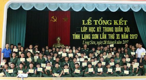 Các đồng chí lãnh đạo trao giấy chứng nhận cho các chiến sỹ nhí đã có thành tích xuất sắc trong Chương trình Học kỳ trong Quân đội tỉnh Lạng Sơn lần thứ VI năm 2017