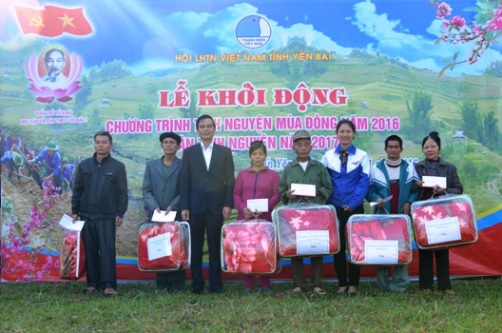 Lãnh đạo UBND tỉnh và Tỉnh đoàn Yên Bái trao tặng quà và chăn ấm cho các hộ gia đình chính sách