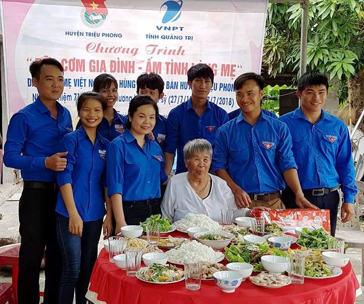 Đoàn viên, thanh niên Triệu Phong mang đến không khí ấm áp với các mẹ qua chương trình “Bữa cơm gia đình - Ấm lòng tình mẹ” được tổ chức tại nhà các Mẹ Việt Nam Anh hùng trên địa bàn