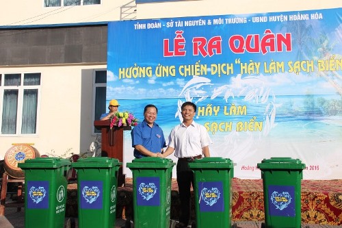 Đồng chí Nguyễn Phi Long- Bí thư Trung ương Đoàn, Chủ tịch Hội LHTN Việt Nam tặng thùng đựng rác