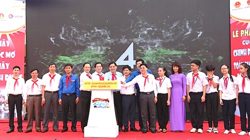 Các đồng chí lãnh đạo ấn nút phát động cuộc thi tại lễ phát động