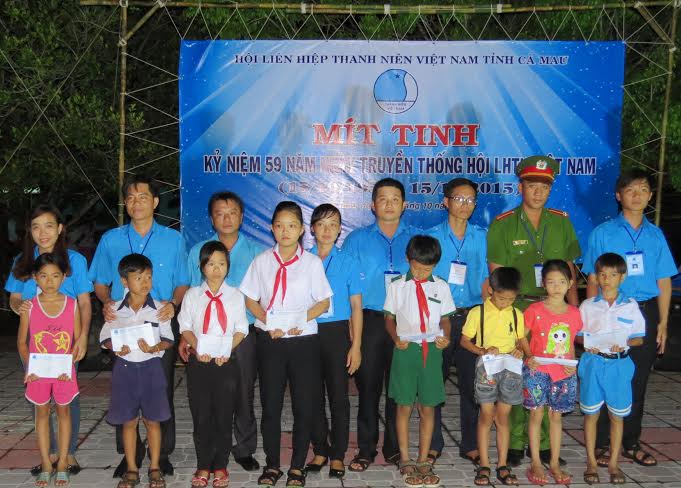 Ủy ban Hội LHTN Việt Nam tỉnh Cà Mau vận động các Ủy ban Hội trực thuộc tặng học bổng cho các em học sinh