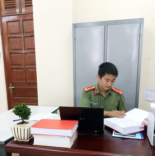 Thượng úy Bùi Thanh Tuấn nghiên cứu tài liệu trước giờ lên lớp.