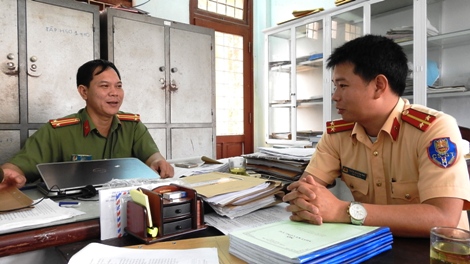 Trung úy Trần Quang Hải báo cáo công việc với lãnh đạo đơn vị.
