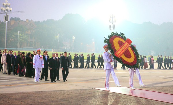 Các đại biểu dự Đại hội Đảng toàn quốc lần thứ XII viếng Chủ tịch Hồ Chí Minh.(Ảnh: HH)