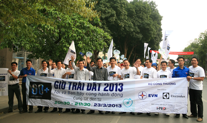 Các lãnh đạo Đoàn cùng với các sinh viên tình nguyện tham dự vào đoàn đi bộ diễu hành.