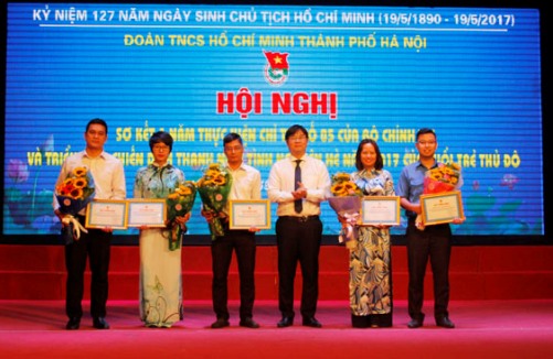 Thành đoàn Hà Nội khen thưởng 5 đơn vị tổ chức tốt cuộc thi tìm hiểu 90 năm tác phẩm Đường Kách Mệnh và 70 năm tác phẩm sửa đổi lối làm việc của Chủ tịch Hồ Chí Minh trong cán bộ, đoàn viên thanh thiếu nhi
