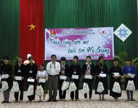Đ/c Sèn Chỉn Ly - Phó chủ tịch Ủy ban nhân dân tỉnh Hà Giang trao học bổng cho các em học sinh nghèo vượt khó