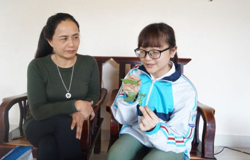 Hà Thị Minh Tâm bên mẹ chia sẻ về nhận biết cây hai lá mầm và đặc điểm sinh trưởng, phát triển trong thí nghiệm Sinh học và ứng dụng