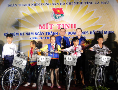 Đ/c Từ Hoàng Ân  – Phó Bí thư Tỉnh Đoàn và nhà tài trợ trao xe đạp  cho các em học sinh có hoàn cảnh khó khăn