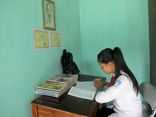 Em Lương Thị Thủy được học tập trong căn nhà mới khang trang, rộng rãi.