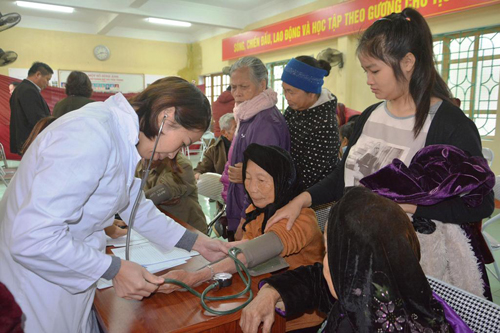 khám bệnh và cấp phát thuốc miễn phí cho 300 đối tượng gia đình chính sách, người có công, hộ nghèo, người khuyết tật tại xã Tân Thịnh, thành phố Yên Bái