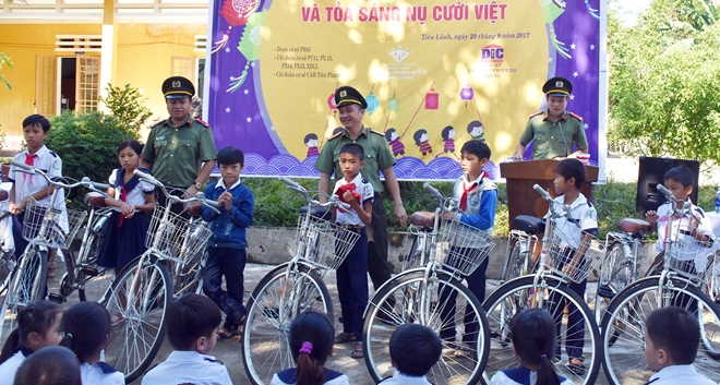 Trao tặng xe đạp cho học sinh Trường Tiểu học Tiên Lãnh.
