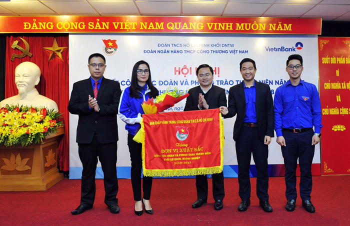 Bí thư Trung ương Đoàn Nguyễn Anh Tuấn trao tặng Cờ khen thưởng cho ĐTN VietinBank (ảnh: Tiến Lâm)